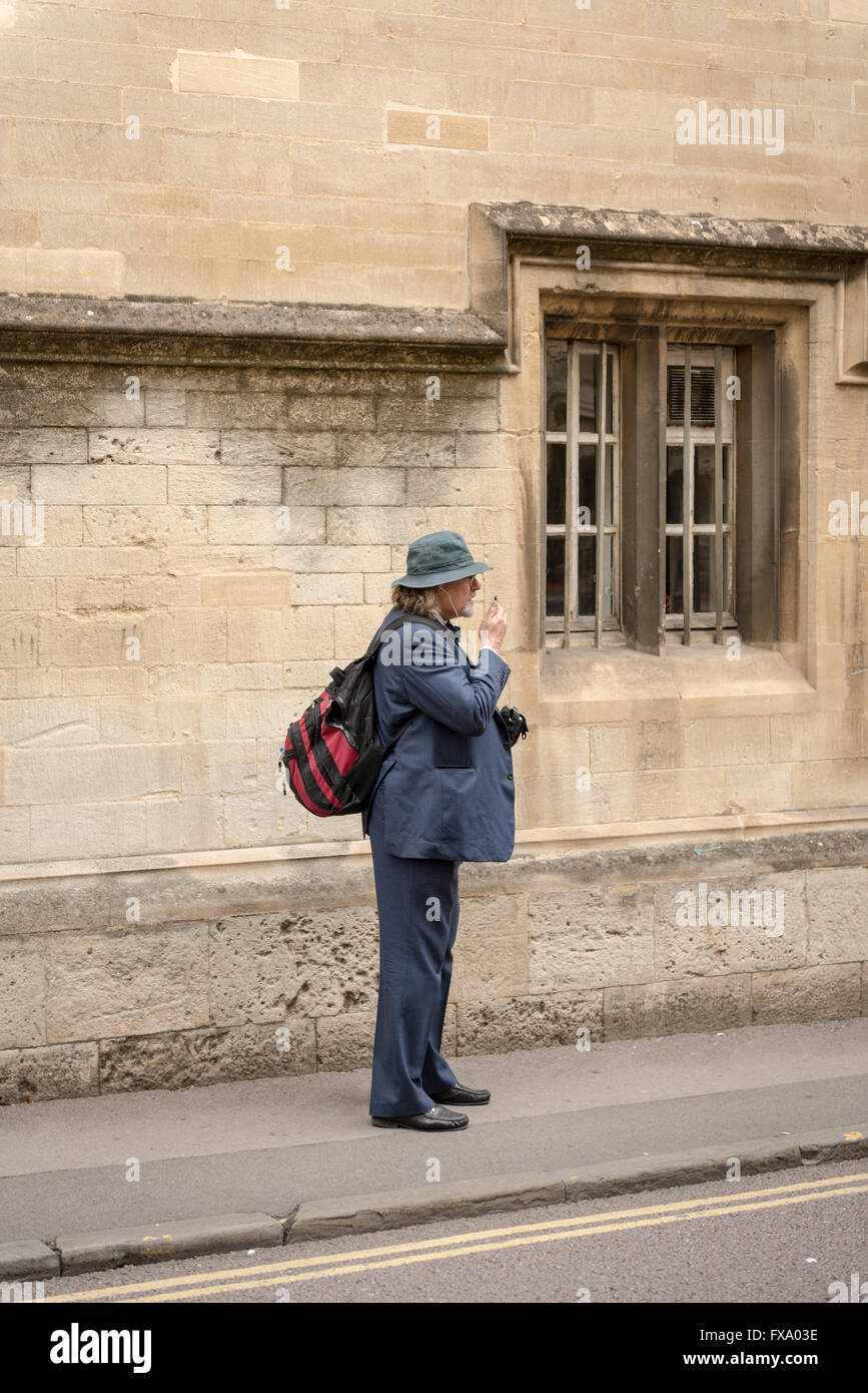 Turista con traje y mochila Reino Unido Foto de stock