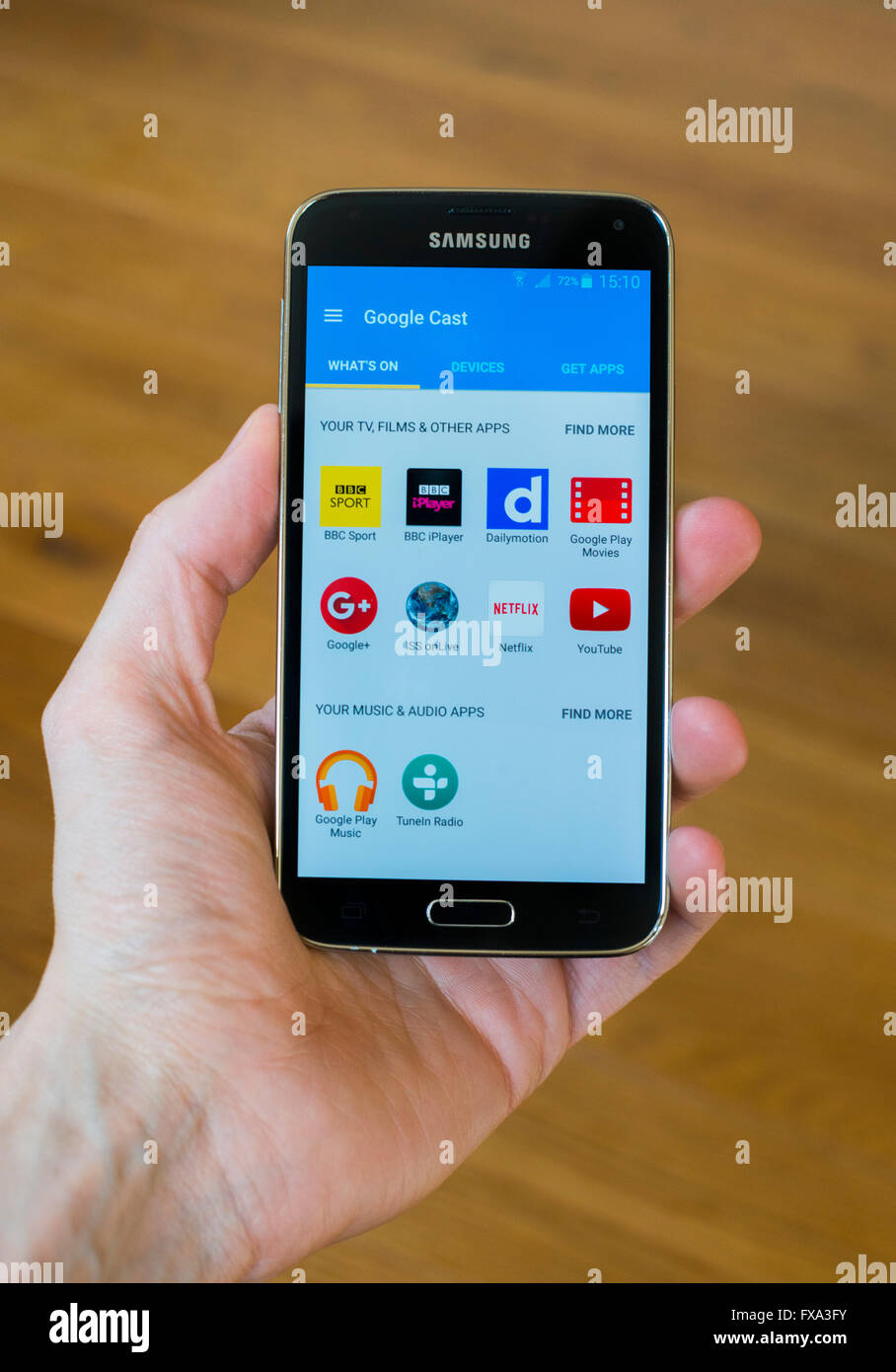 Una mano sujetando un Samsung S5 con el elenco de Google App abierta que  muestra las aplicaciones que están disponibles para emitir Fotografía de  stock - Alamy