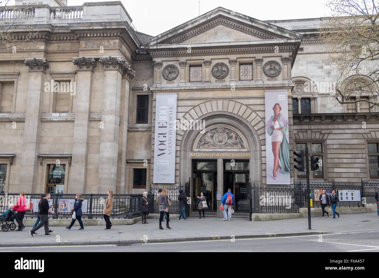 Entrada a la Galería Nacional de Retratos, Charing Cross Road, Londres, Inglaterra, Reino Unido. Foto de stock