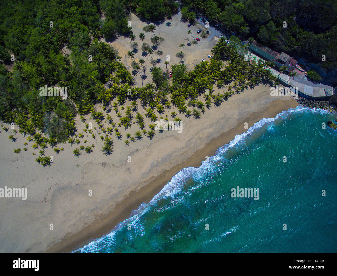 Vista aérea de la playa de Guajataca Quebradillas, Puerto Rico