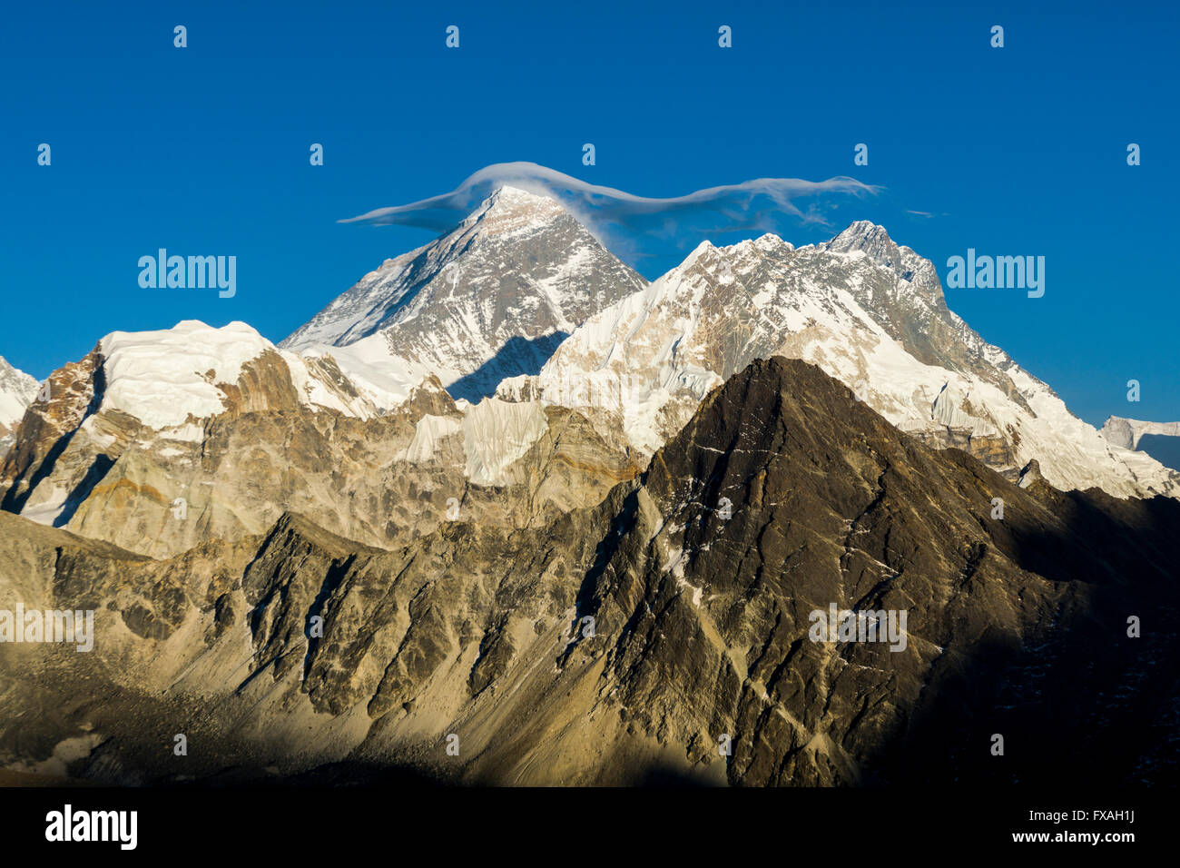 Mt. Everest (8848m) con una nube blanca en su parte superior, visto desde Gokyo Ri (5360m), Gokyo, Solo Khumbu, Nepal Foto de stock