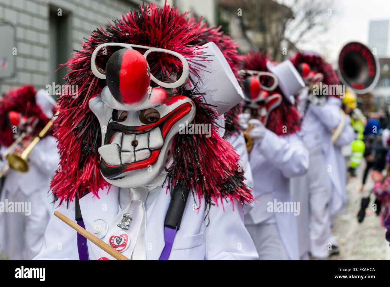 Personas vestidas con los trajes y máscaras en el gran desfile del carnaval de Basilea (Basler Fasnacht, Basilea, Suiza Foto de stock