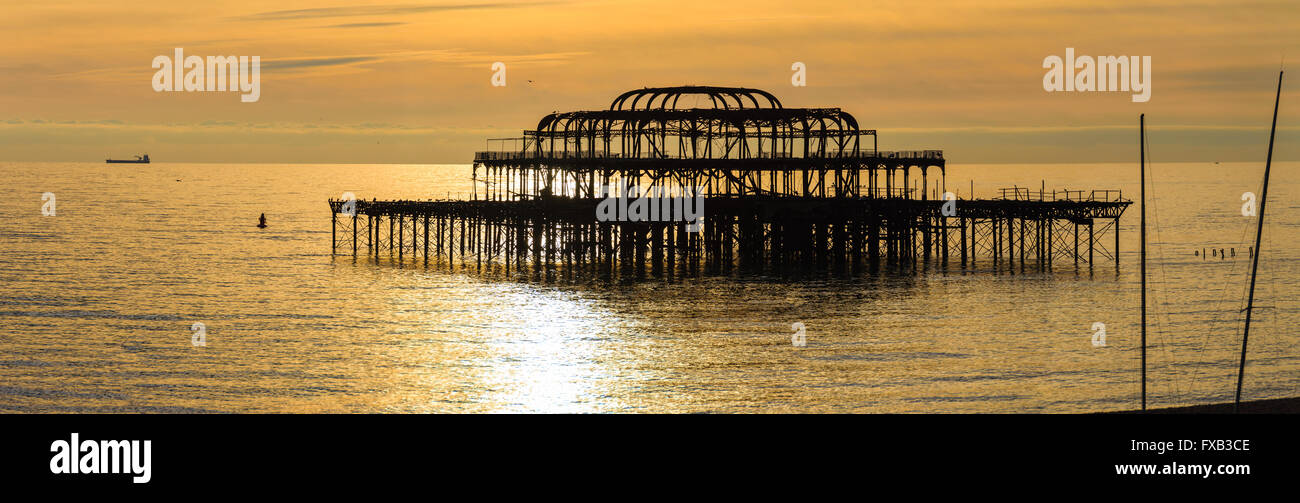 El West Pier al atardecer en Brighton, REINO UNIDO Foto de stock