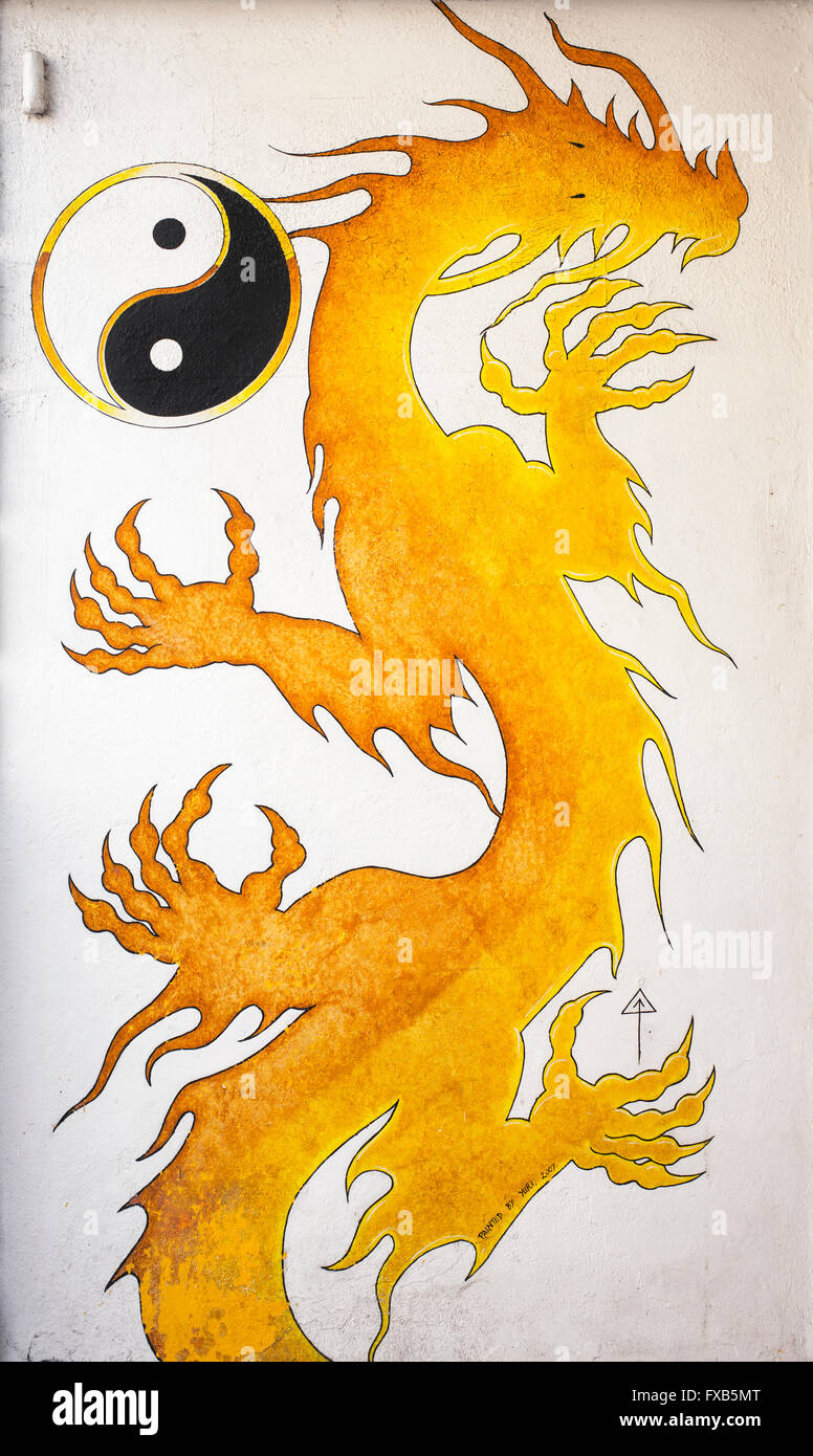 Pintado y Yin Yang Dragon Serpiente mural sobre el lateral de la tienda de yin yang. Glastonbury, Somerset, Inglaterra Foto de stock