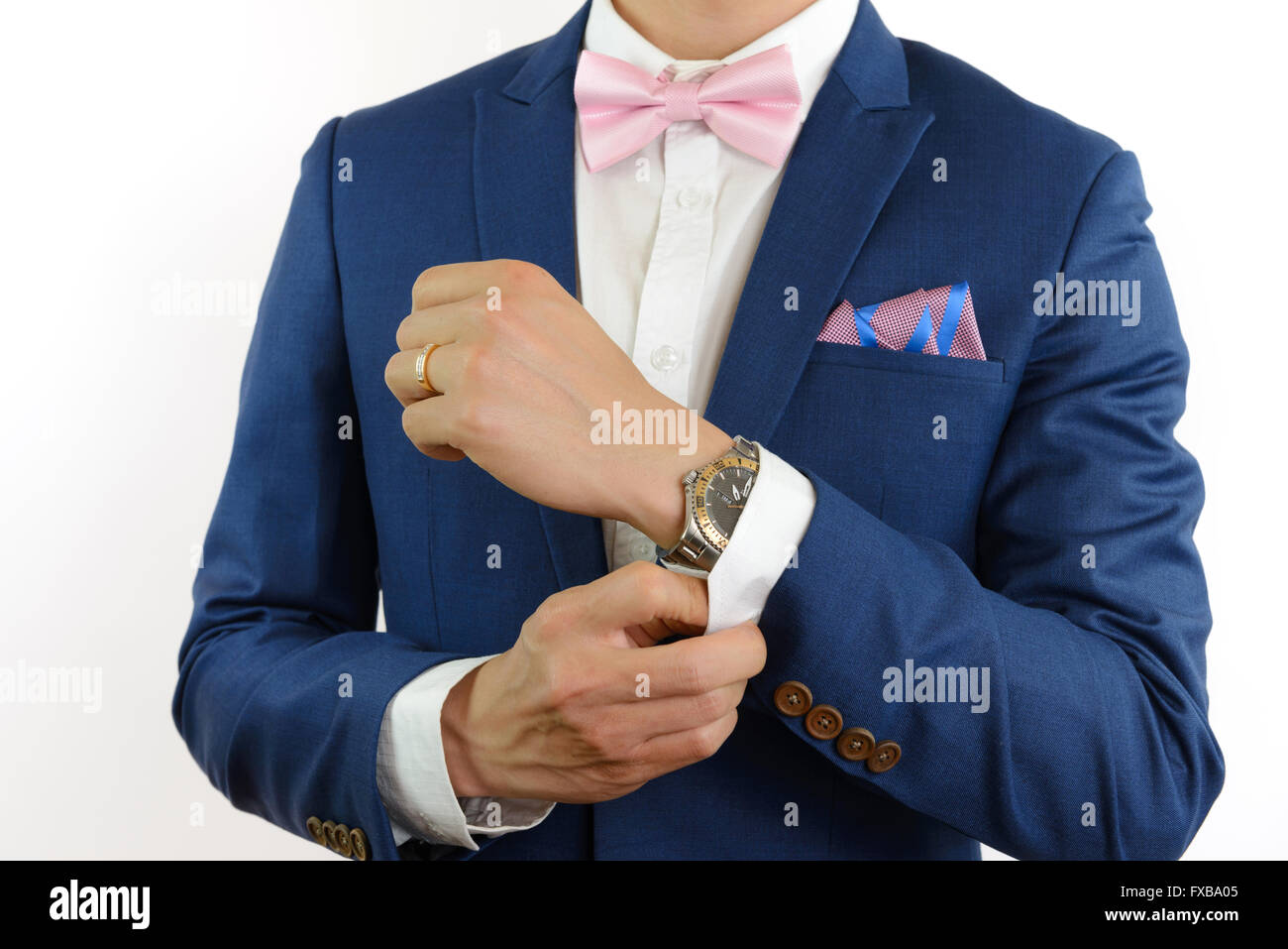 Hombre de traje azul y rosa con pajarita, Broche de flor y rosa azul strip  pocket square, cerrar Fotografía de stock - Alamy