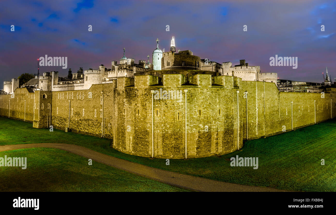 La Torre de Londres, Reino Unido - vista nocturna Foto de stock