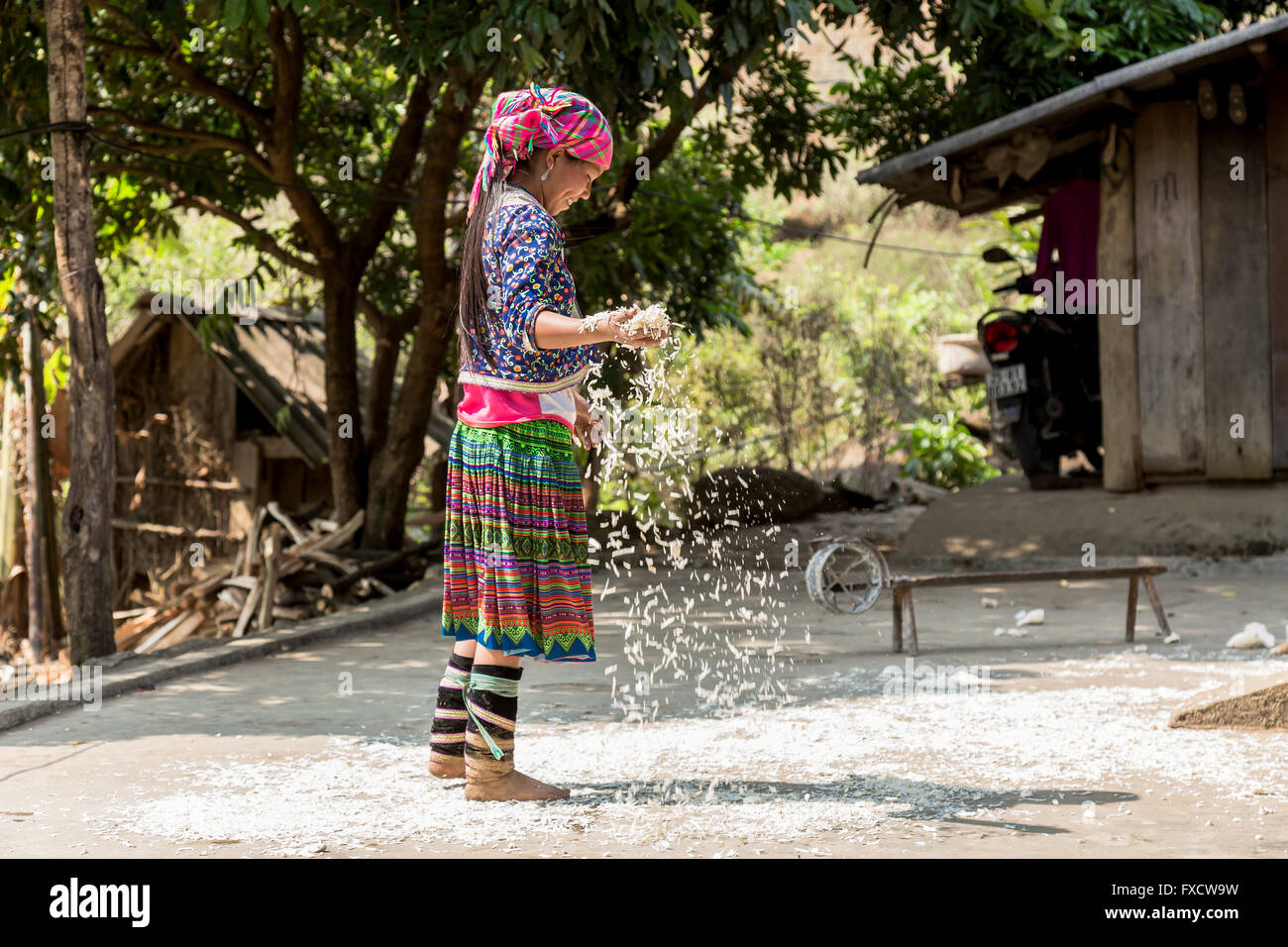 SaPa, Vietnam - Marzo de 2016. Una niña de una aldea de minorías que trabajan en su casa. Foto de stock