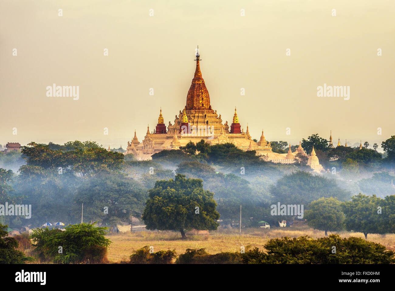 El Templo de Ananda en Bagan al amanecer. Foto de stock