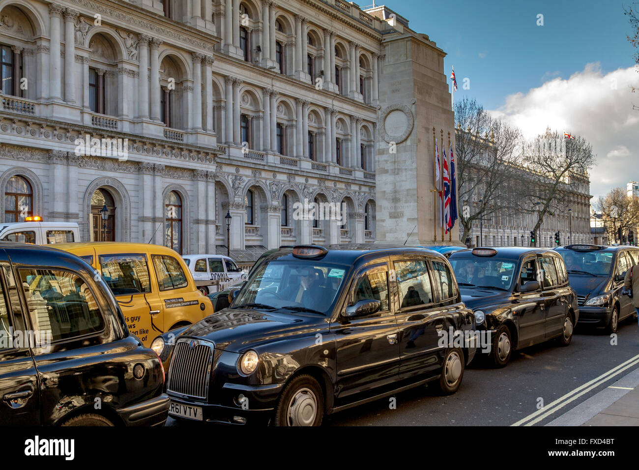 Una protesta de la Asociación de Conductores de Taxi de Londres contra Uber en Londres. Bloqueo de los taxis negros de Londres Whitehall en una manifestación contra Uber, Londres, Reino Unido Foto de stock