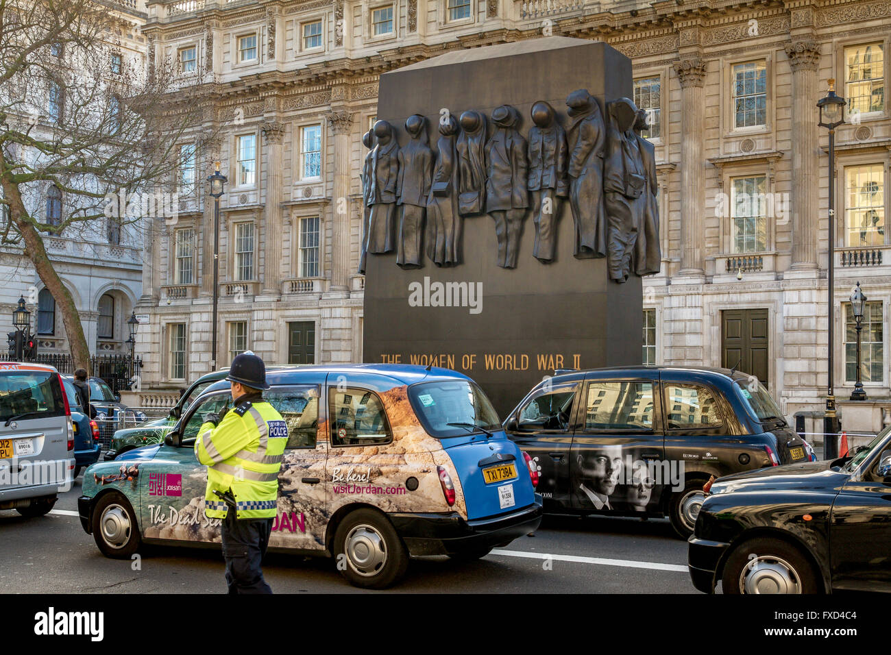 Una protesta de la Asociación de Conductores de Taxi de Londres contra Uber en Londres. Bloqueo de los taxis negros de Londres Whitehall en una manifestación contra Uber, Londres, Reino Unido Foto de stock