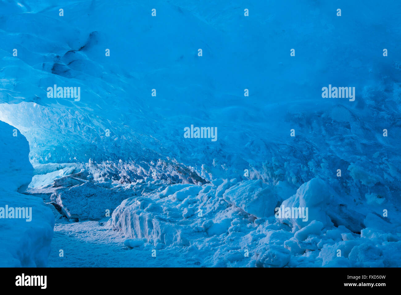 Hielo azul en el interior de la caverna de hielo glaciar Breidamerkurjokull, salida de Vatnajökull / Vatna glaciar en Islandia Foto de stock