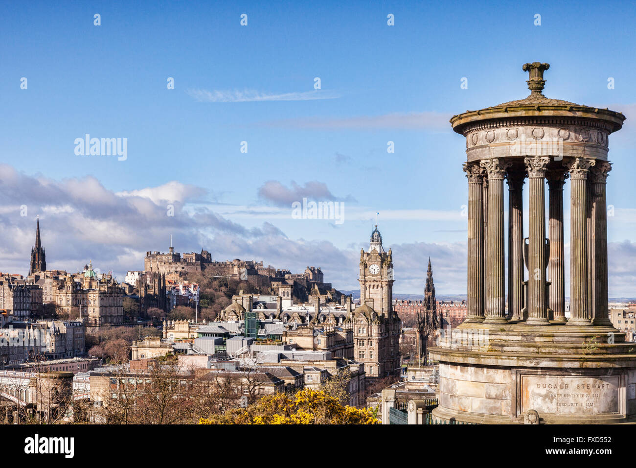 El Stewart Memorial, el Calton Hill, y el horizonte de Edimburgo, Escocia, Reino Unido Foto de stock