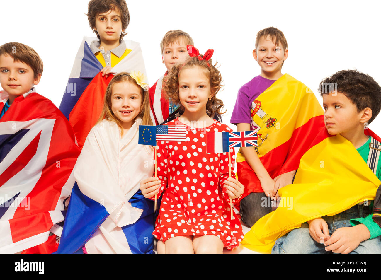 Los niños con banderas envuelto en diferentes banners Foto de stock