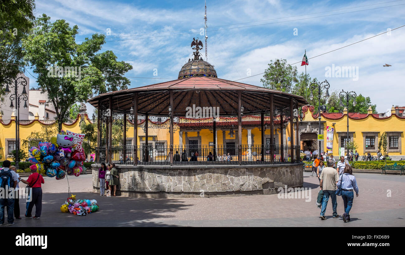 Centro de Coyoacán (Iglesia de San Juan Bautista y quiosco) Foto de stock