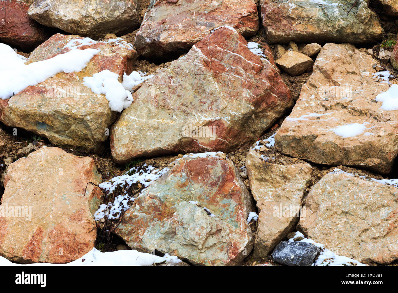 Fragmento de un muro de piedra astillada en Alpes Foto de stock