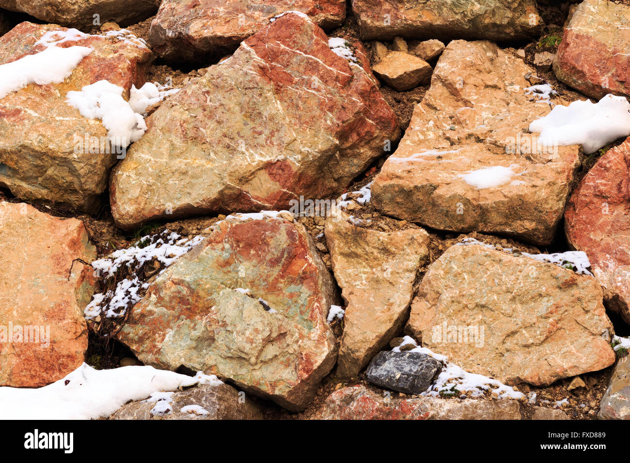 Fragmento de un muro de piedra astillada en Alpes Foto de stock
