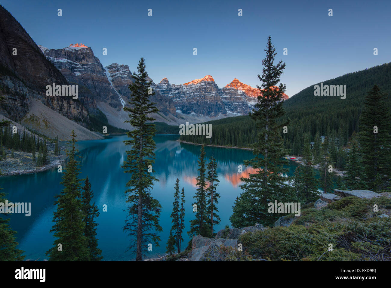 El Lago Moraine, el lago glacial-fed, en la luz de la tarde, el Valle de los Diez Picos, Canadian Rockies, Parque Nacional de Banff Foto de stock