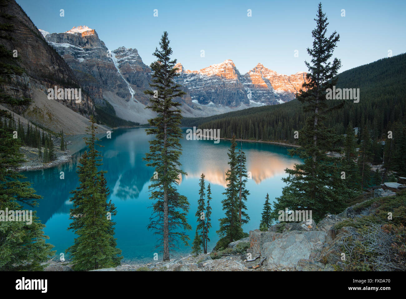 El Lago Moraine, el lago glacial-fed, en la luz de la tarde, el Valle de los Diez Picos, Canadian Rockies, Parque Nacional de Banff Foto de stock