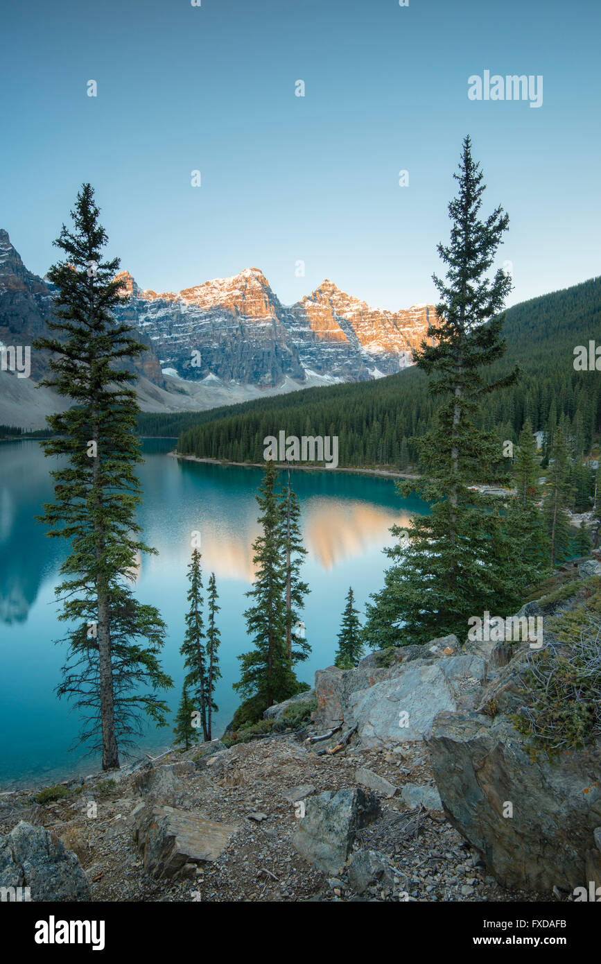 El Lago Moraine, el lago glacial-fed, en la luz de la tarde, el Valle de los Diez Picos, Canadian Rockies, Parque Nacional de Banff Foto de stock