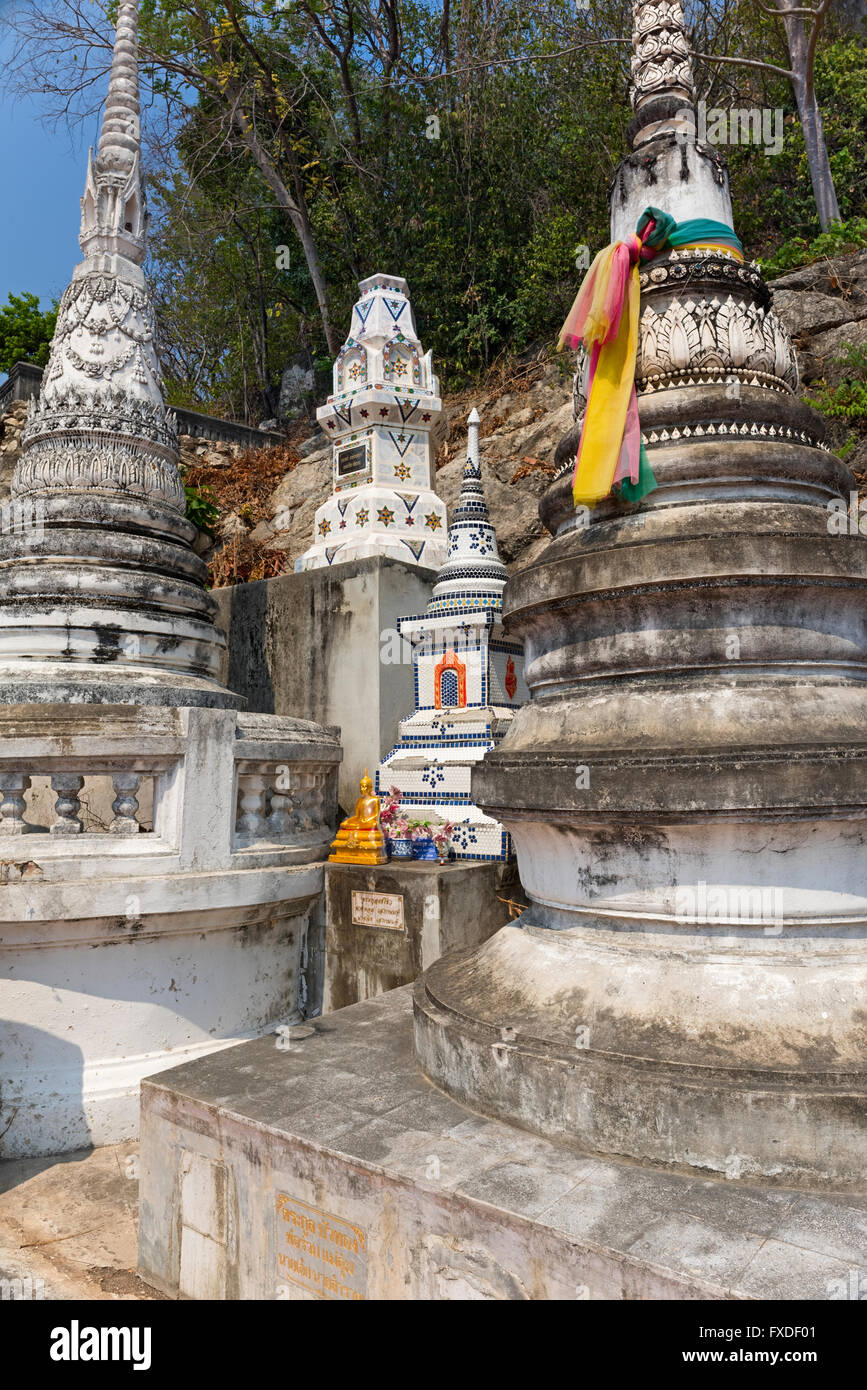 Funerarios de Wat Phra chedi no Phetchaburi Tailandia Foto de stock