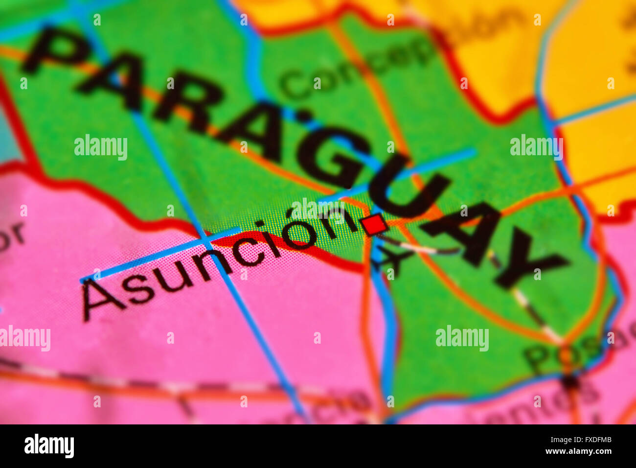 Paraguay y la ciudad capital, Asunción en el mapa del mundo Foto de stock
