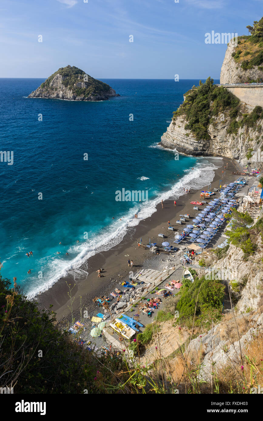 Vista sobre la playa de Bergeggi, en la Riviera de Liguria Foto de stock