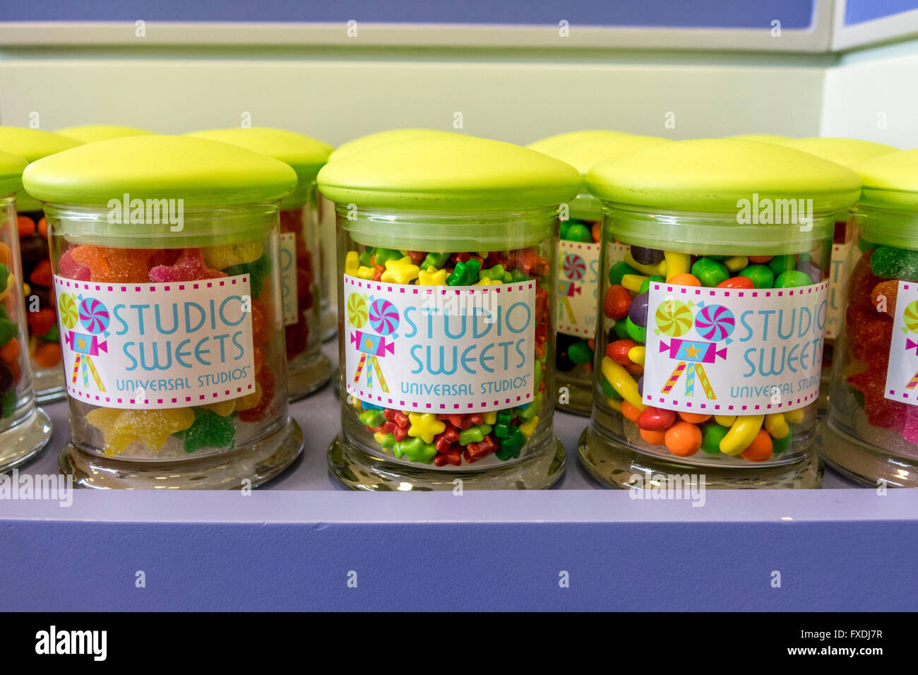 Pequeños recipientes de vidrio de colores brillantes caramelos dulces para  la venta en Universal Studios Florida Fotografía de stock - Alamy