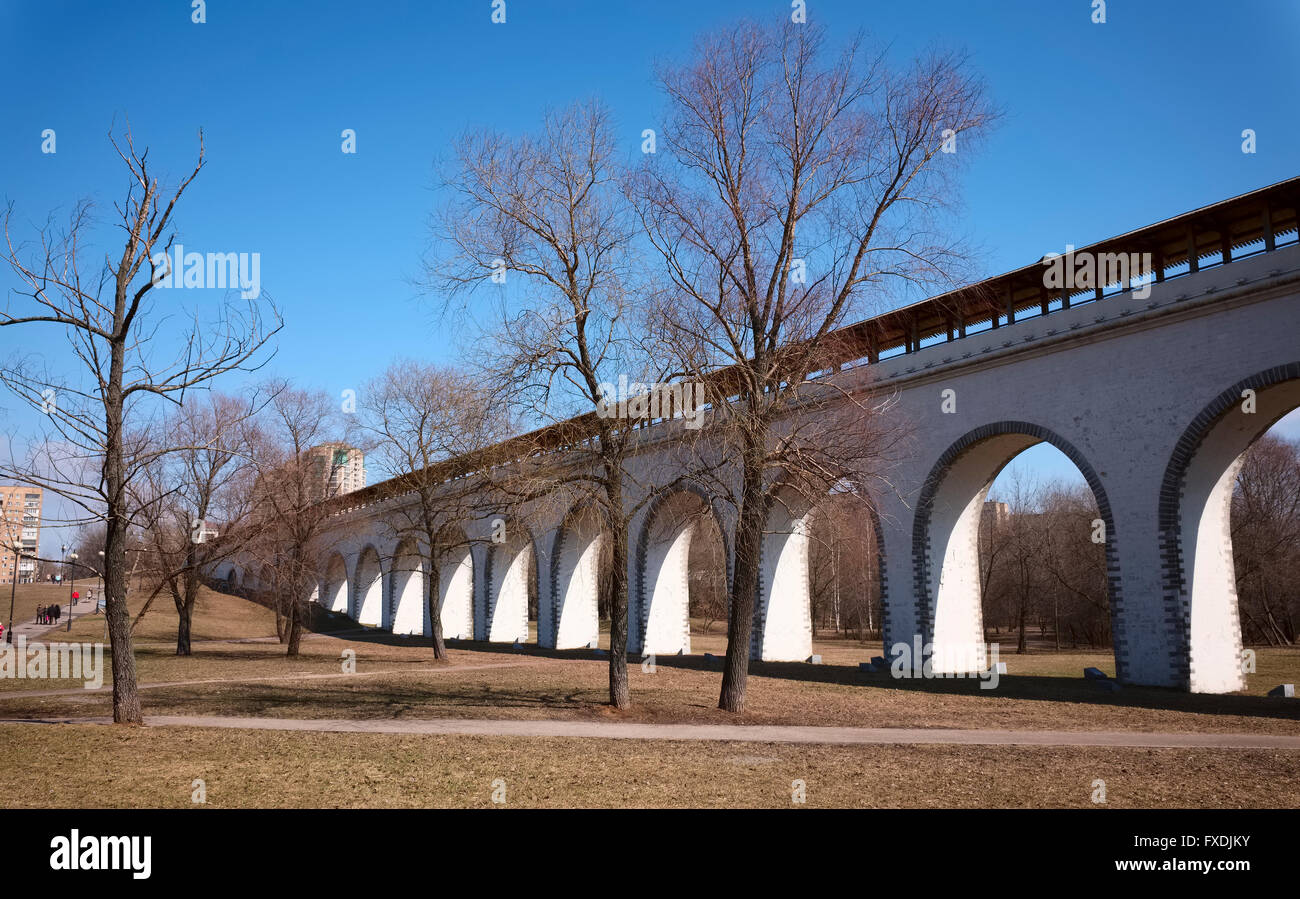Acueducto Rostokino, también conocido como Millionny Bridge, el puente