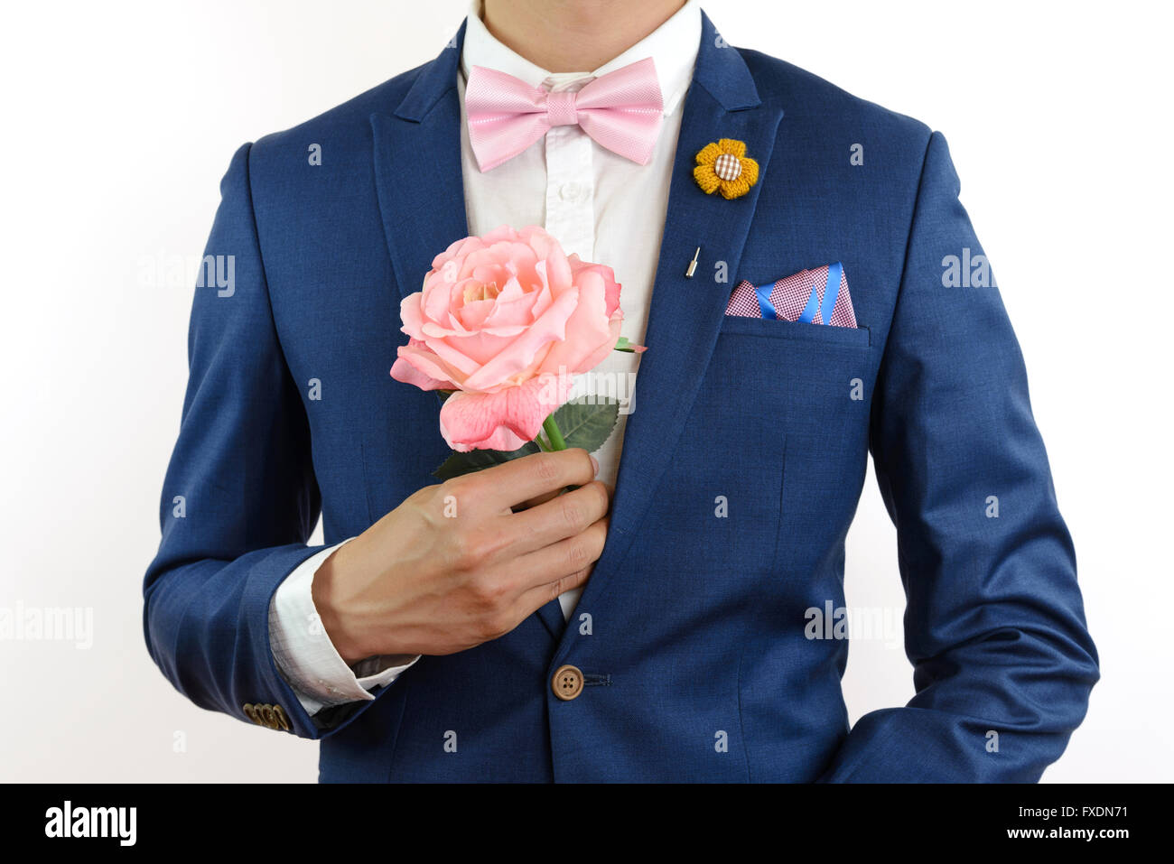 Hombre de traje azul y rosa con pajarita, Broche de flor y rosa azul strip  pocket Square, cerca, llevan flores Fotografía de stock - Alamy