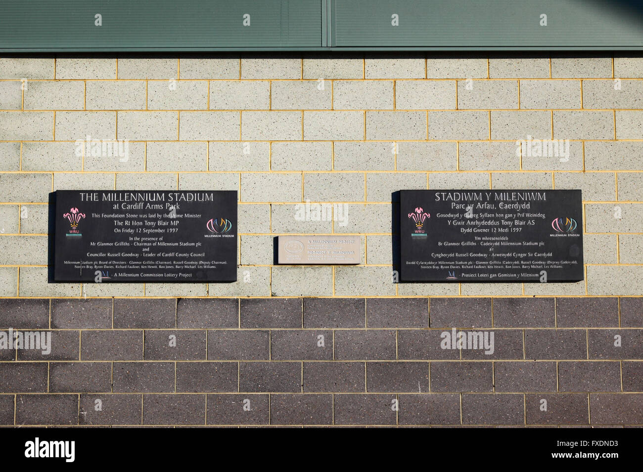 Placas en inglés y galés en conmemoración de colocación de la primera piedra del Millennium Stadium, Cardiff, Gales, Reino Unido Foto de stock