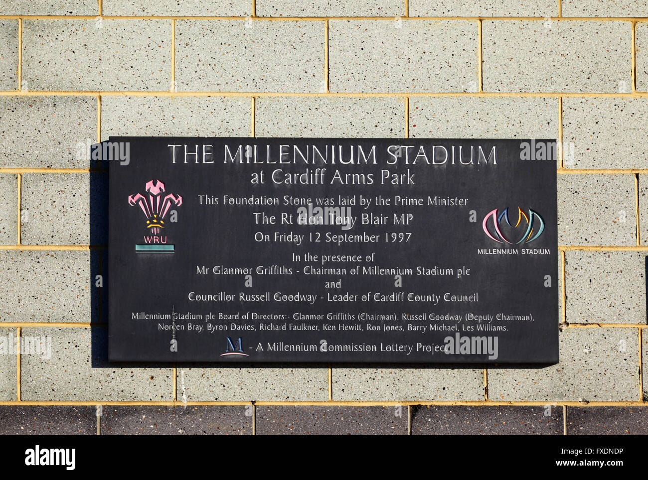 Placa en lengua inglesa que conmemora la colocación de la piedra fundamental del estadio Millennium, Cardiff, Gales, Reino Unido Foto de stock