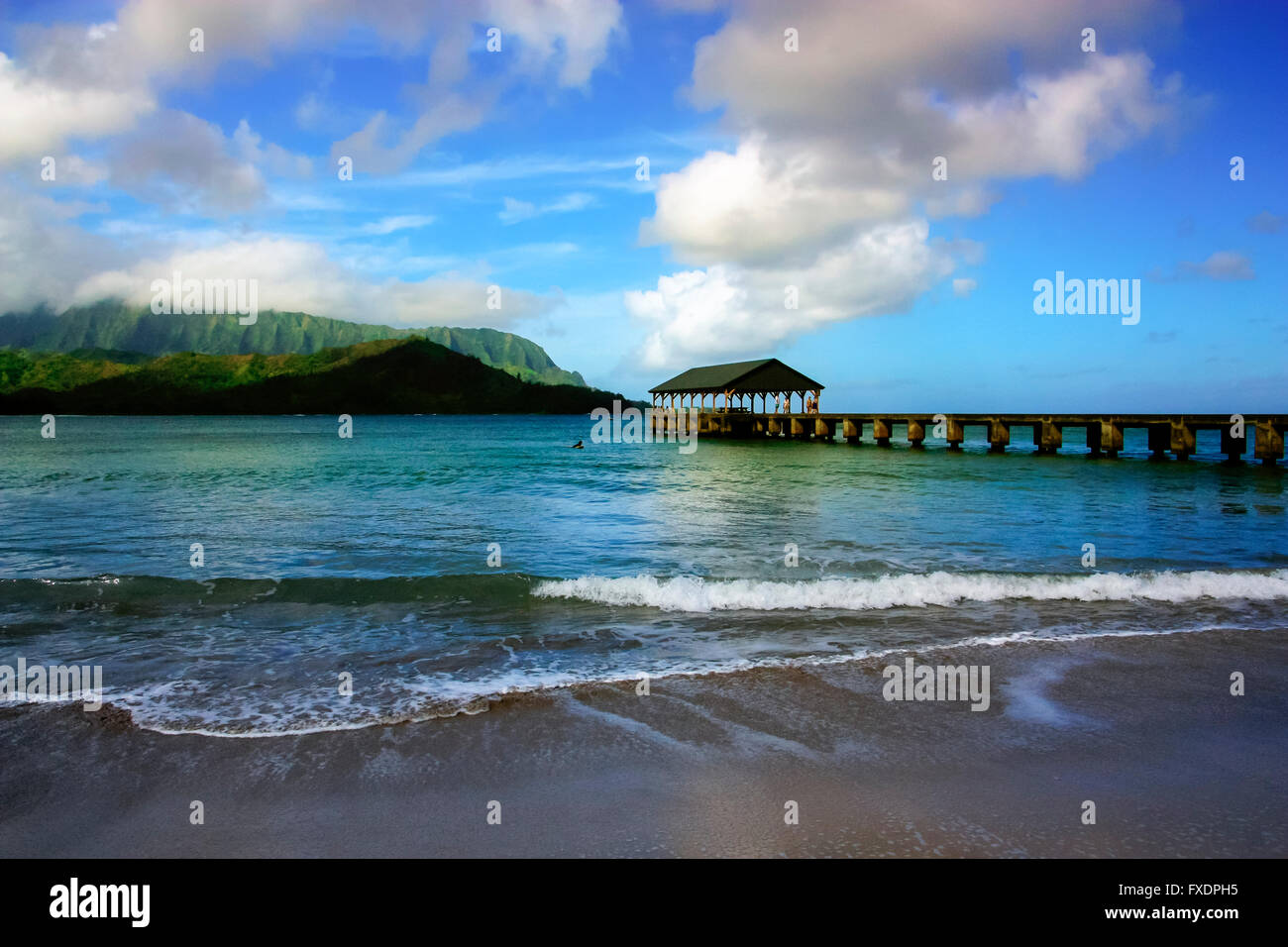 Muelle en la playa en Hanalei Bay, Kauai Foto de stock