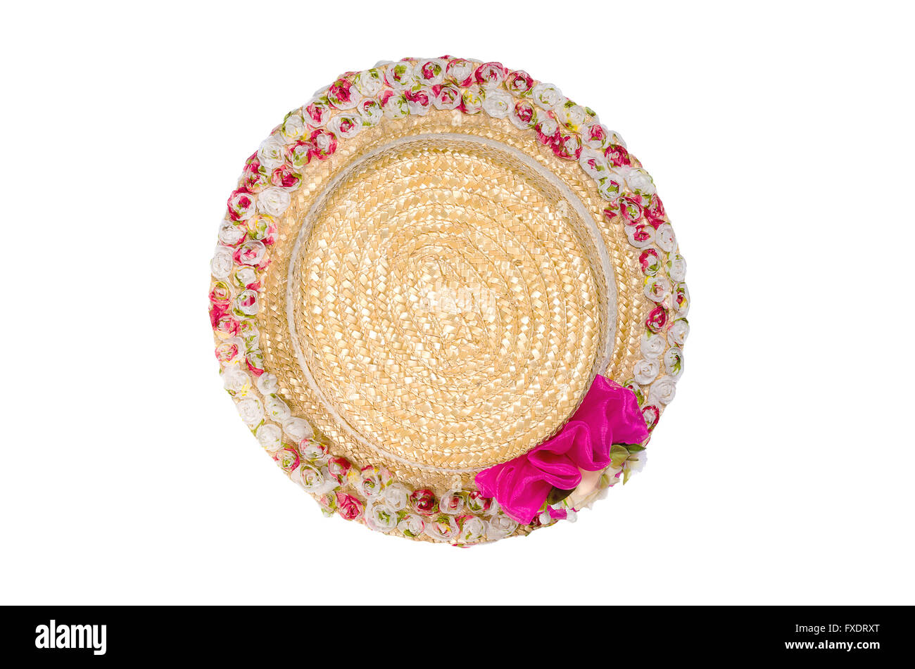 Bonito sombrero de paja con flores aisladas sobre fondo blanco. Trazado de recorte Foto de stock