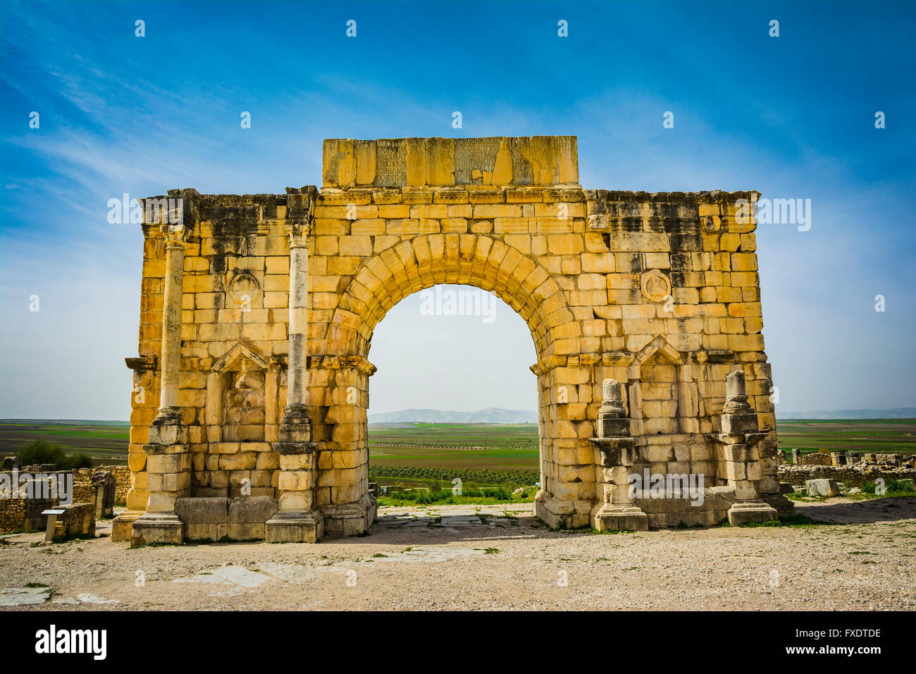 Al lado norte del arco de Caracalla. Volubilis, restos de la ciudad romana, cerca de Meknes y comúnmente considerada como la antigua capital Foto de stock
