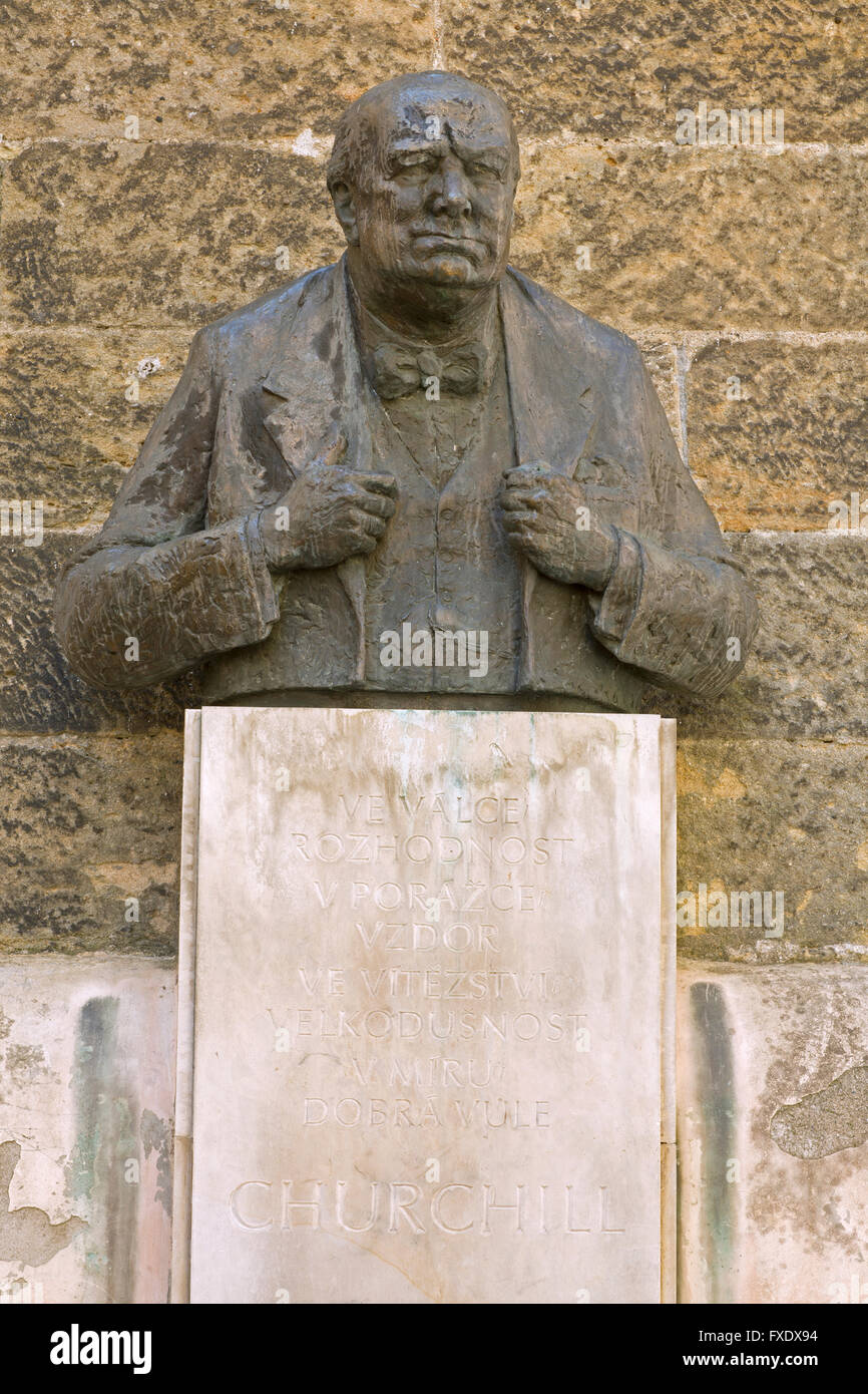 Estatua de Winston Churchill en frente de la Embajada Británica en Praga, Mala Strana, Praga, República Checa Foto de stock