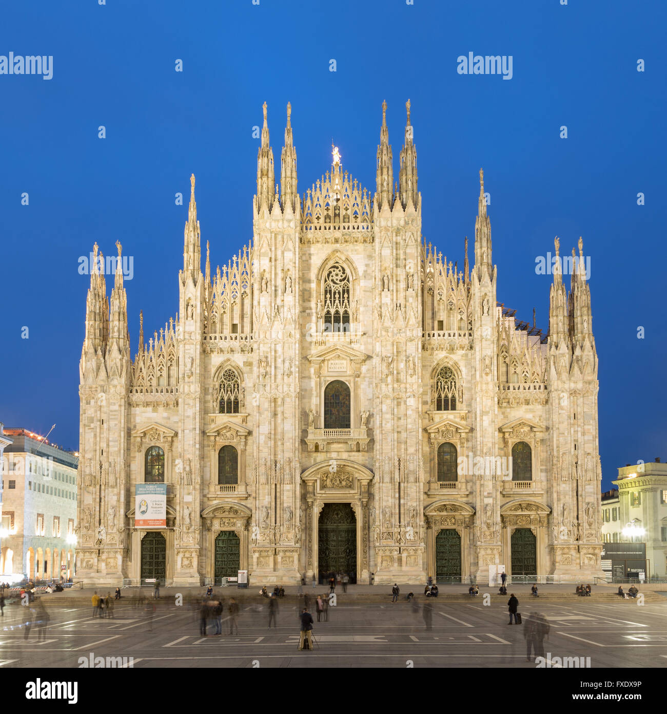La Catedral de Milán al atardecer, vista frontal, la Piazza del Duomo, Milan, Italia. Foto de stock