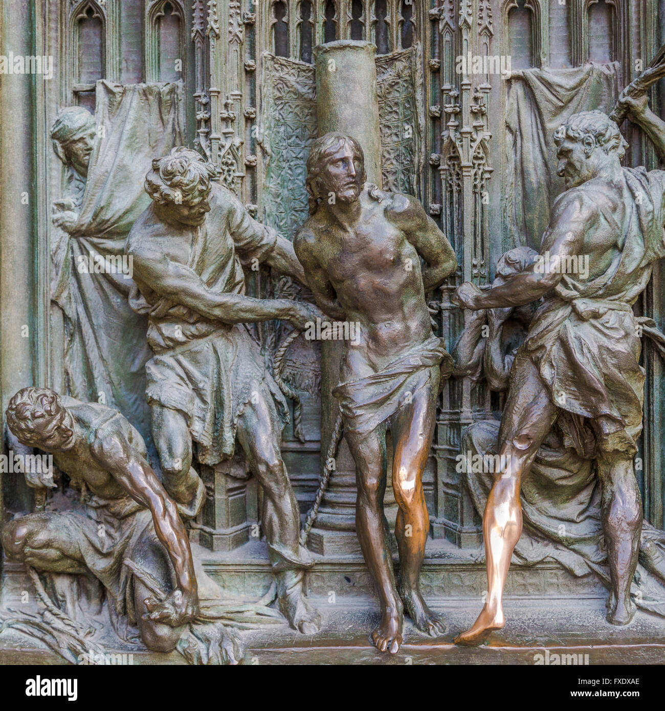 Esculturas de bronce en el portal de entrada de la catedral de Milán, la Piazza del Duomo, Milan, Italia. Foto de stock