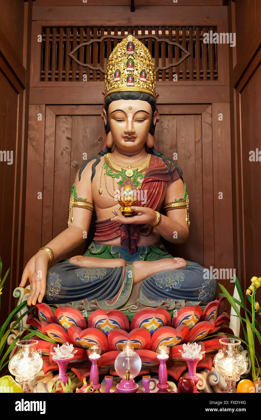 El altar con la estatua de Bodhisattva Akasagarbha, Chi Lin Nunnery Budista, Diamond Hill, Wong Tai Sin, distrito Kowloon, Hong Kong Foto de stock