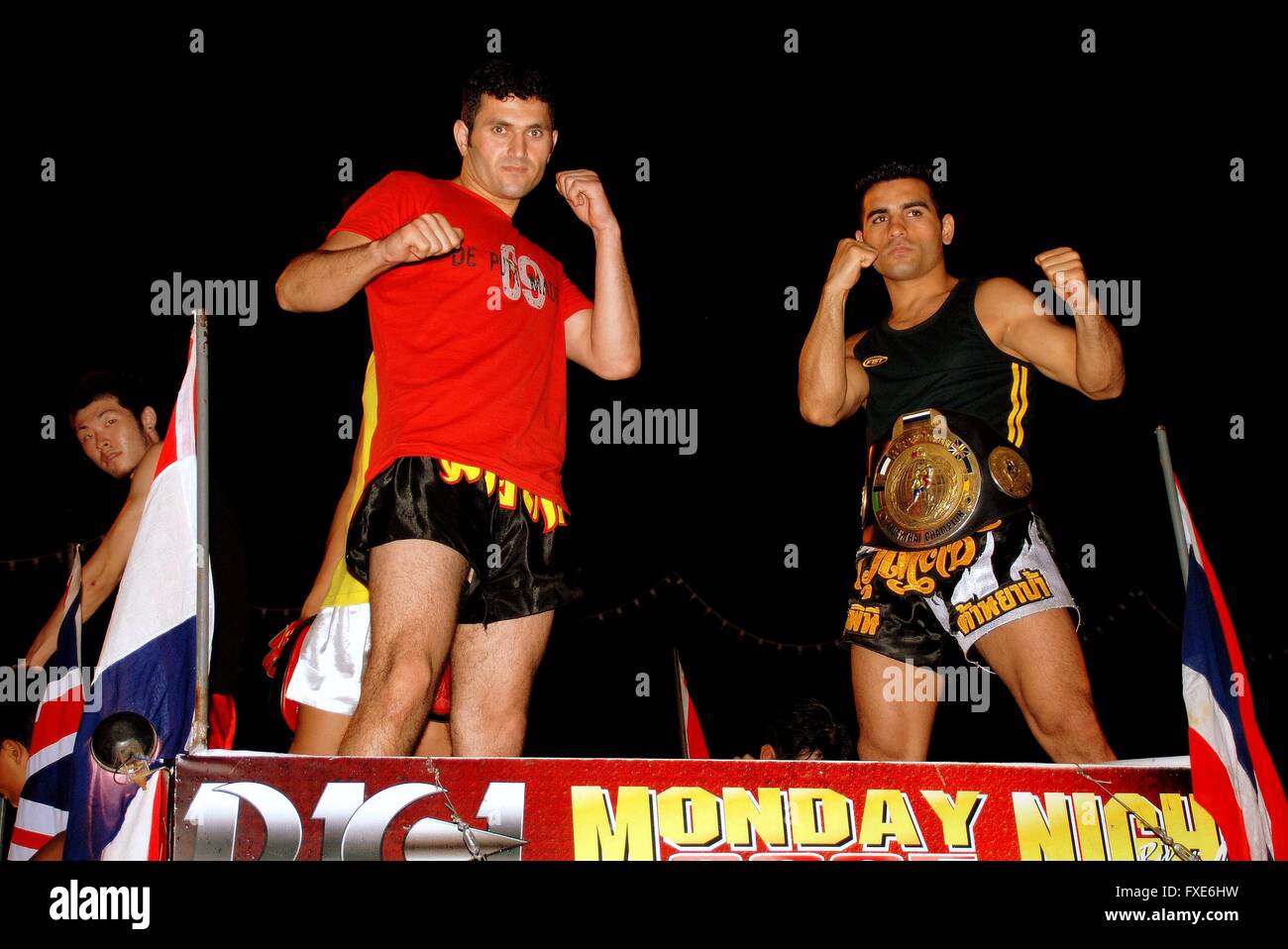 Phuket, Tailandia: Campeón Europeo boxeadores cabalgando encima de un camión abierto en Thaweewong Road Foto de stock