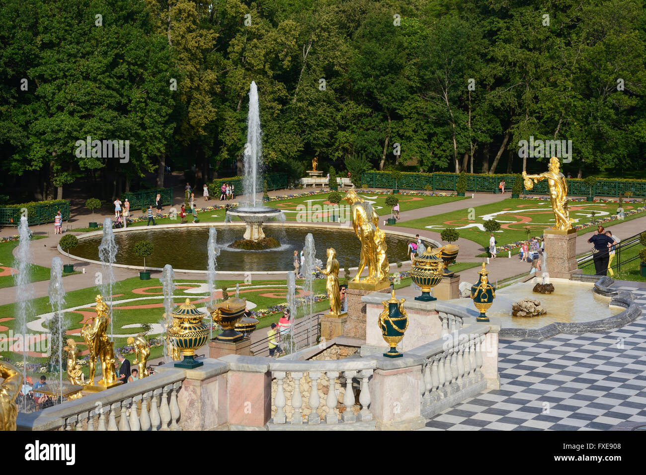 Peterhof - la antigua residencia de verano de los emperadores de Rusia, cerca de San Petersburgo. La gran cascada y fuente de grandes "francés" Foto de stock