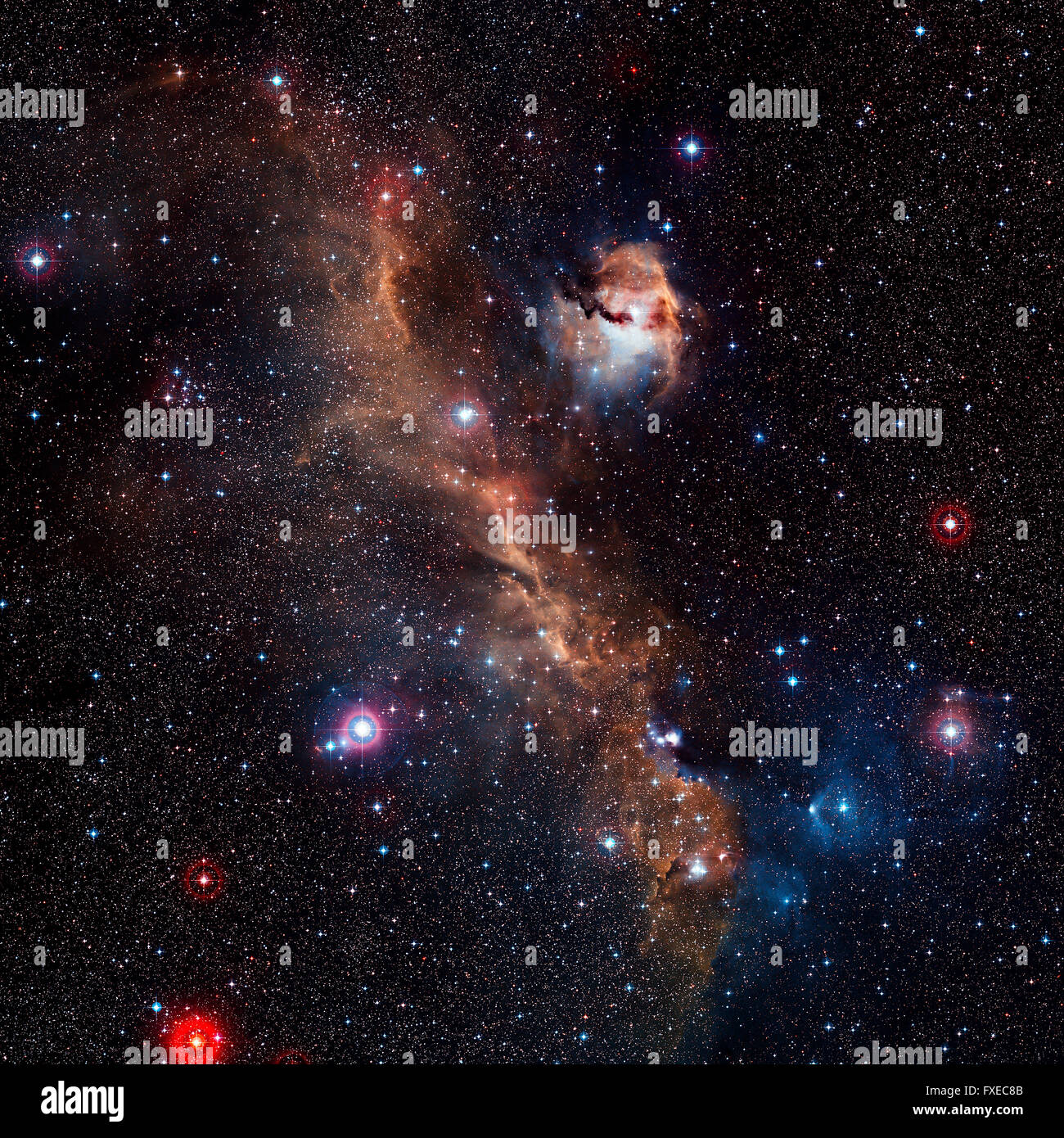 Estrellas nebulosa, hermoso y colorido explosivo en el espacio Foto de stock