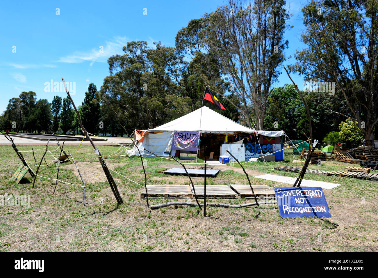 Campamento de protesta aborigen fuera del casco de la Casa del Parlamento de Canberra, Australia Capital Territory, ACT, Australia Foto de stock
