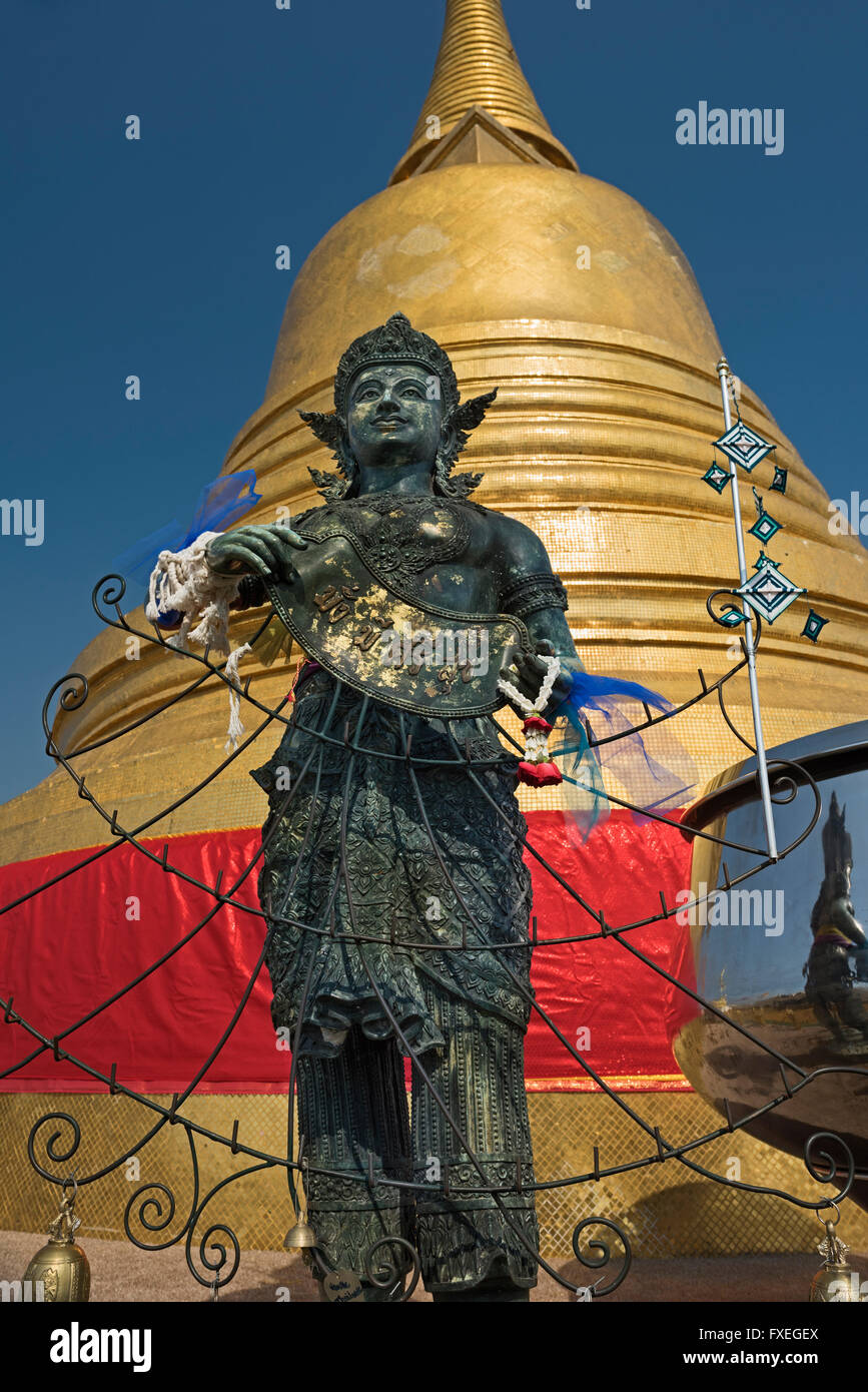 Estatua Monte Dorado Wat Saket Bangkok Thailand Foto de stock