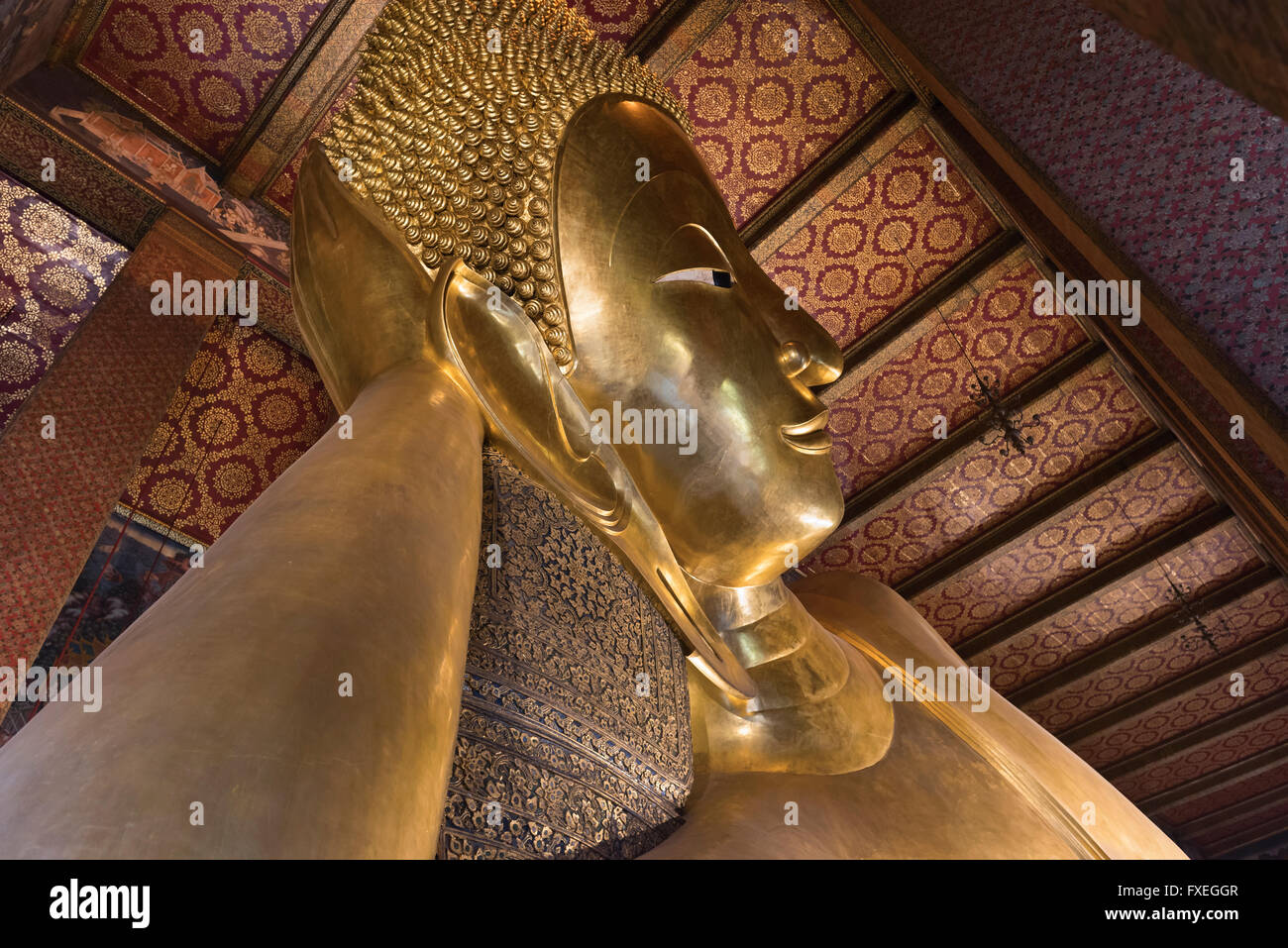 Buda reclinado Wat Pho Bangkok Thailand Foto de stock