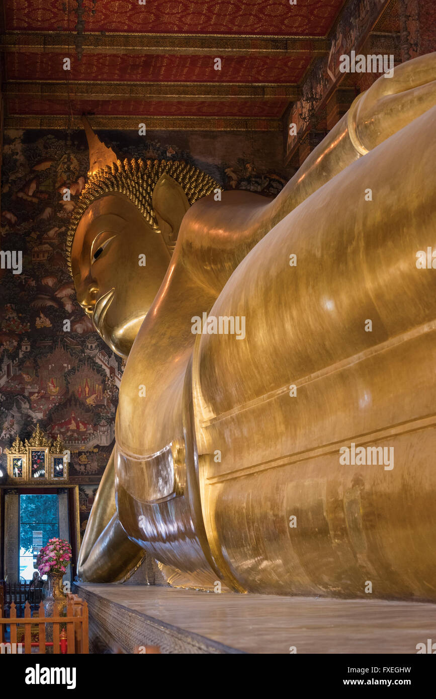 Buda reclinado Wat Pho Bangkok Thailand Foto de stock