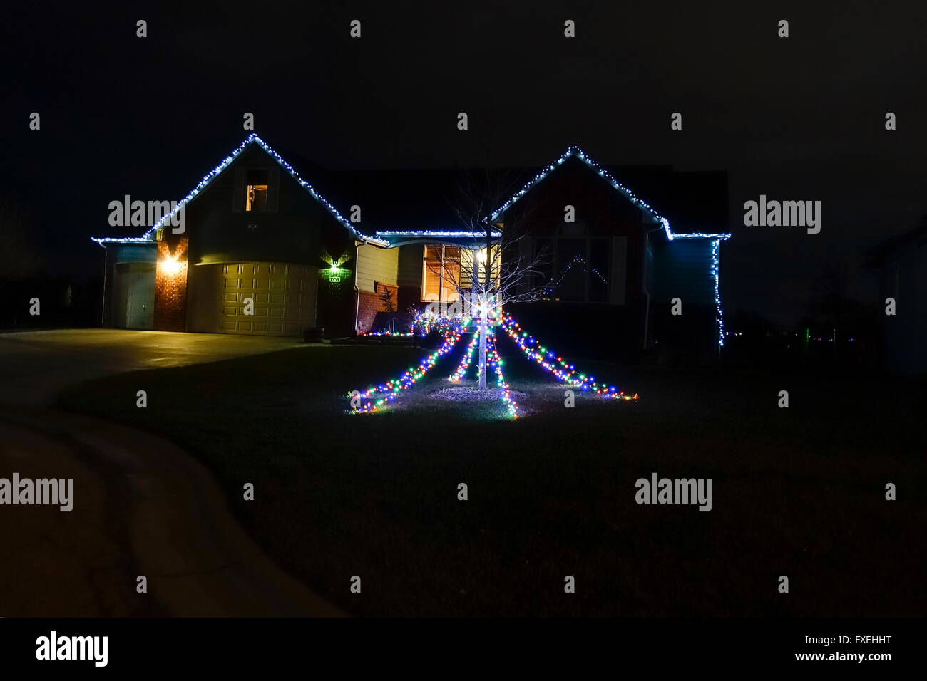 Una casa decorada en azul las luces de Navidad en nght. Ee.Uu.. Foto de stock