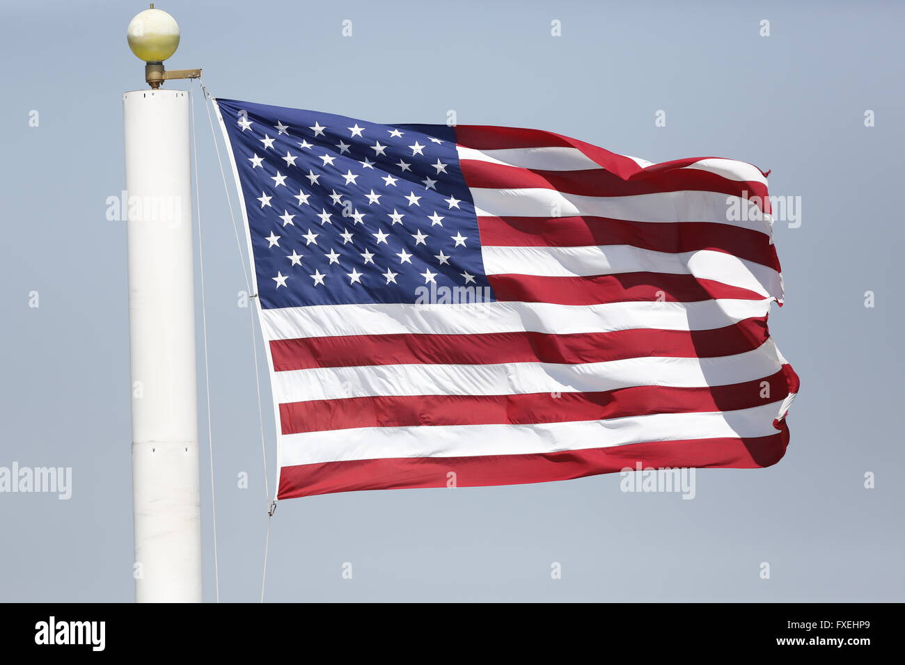 Bandera de los Estados Unidos volando sobre el poste de teléfono celular en el Tennis Stadium en Charleston, Carolina del Sur. Foto de stock