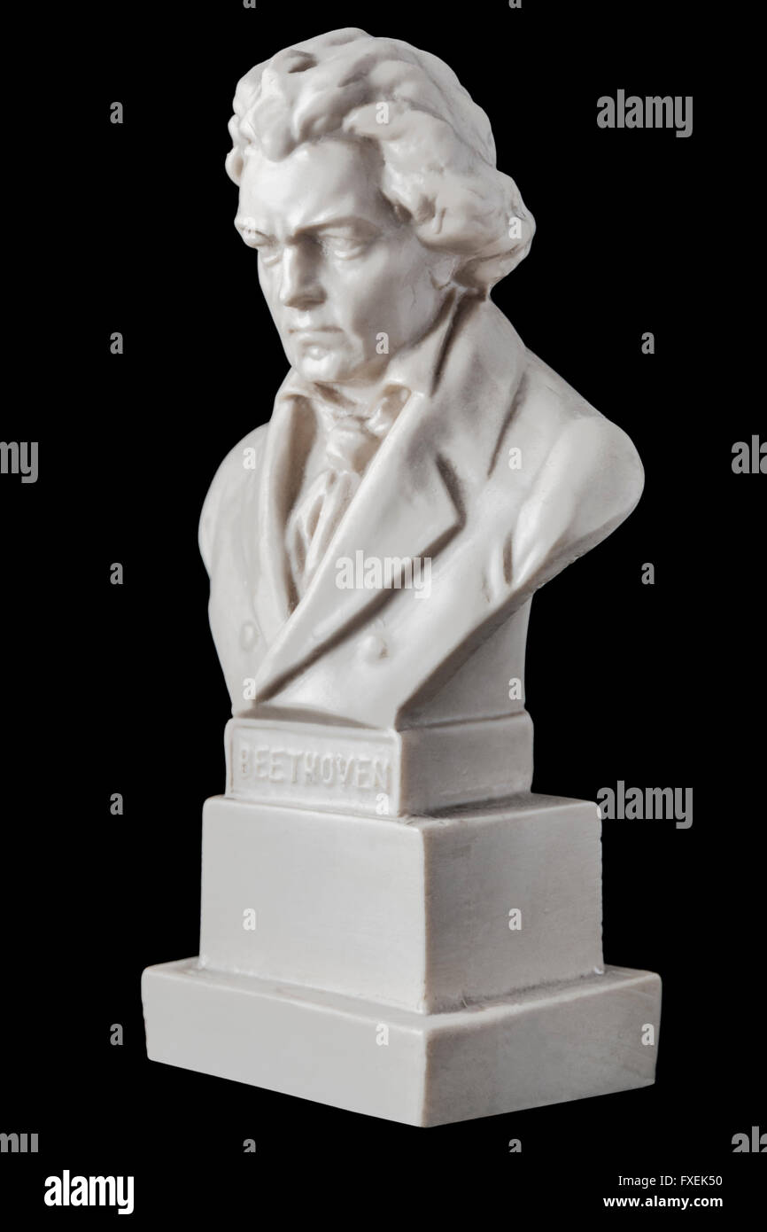 Beethoven estatuilla aislado sobre fondo negro Foto de stock