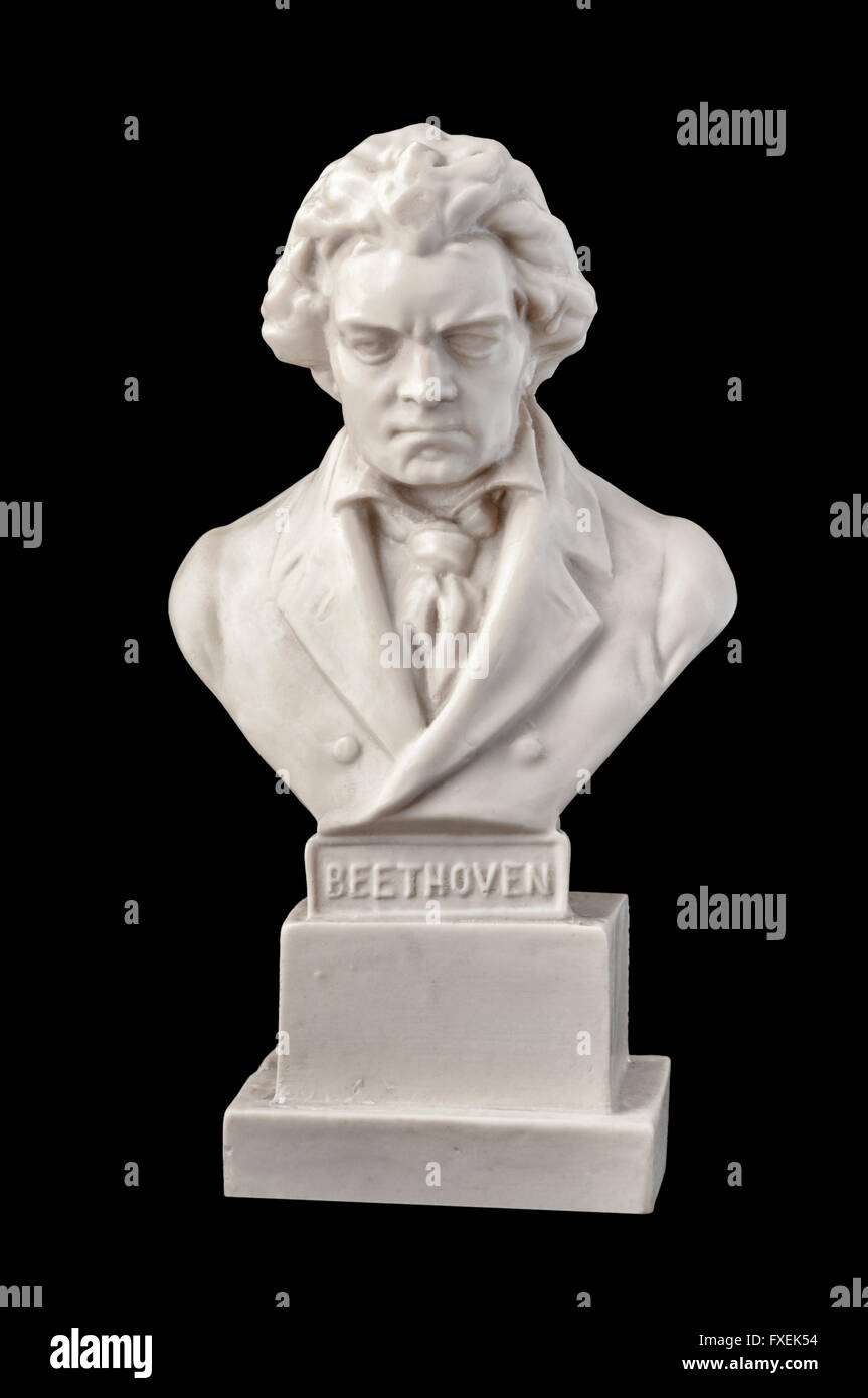 Beethoven estatuilla aislado sobre fondo negro Foto de stock