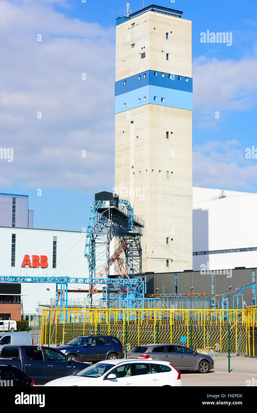 Karlskrona, Suecia, 7 de abril de 2016: la torre del cable y parte de la fábrica de ABB, cables de alta tensión, como se ve desde un público son Foto de stock